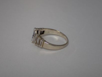 Bague joaillerie en or gris (750 millièmes)...