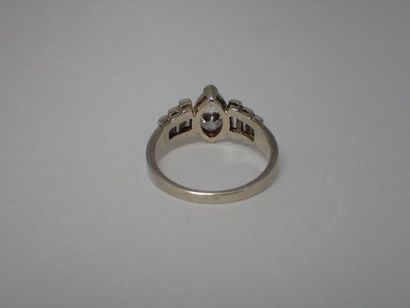 Bague joaillerie en or gris (750 millièmes)...