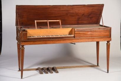 ERARD Piano forte. Caisse carrée en acajou...