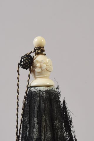 Ombrelle pliable à manche en ivoire sculpté...
