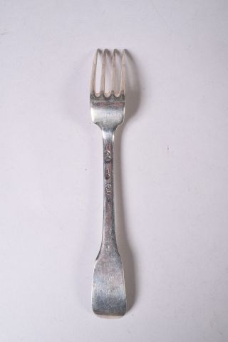Une fourchette en argent, modèle uniplat,...