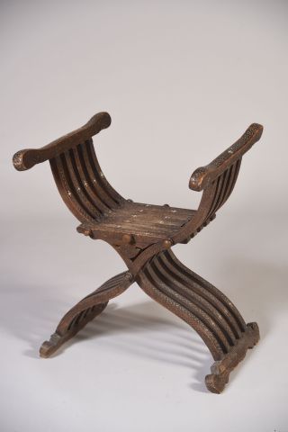 Siège curule pliant en bois et incrustations...