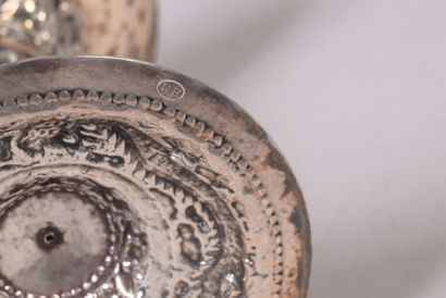 Petite coupe à verser en argent sur pied...