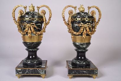 Paire de pots couverts sur piédouche en marbre...