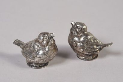 Paire de salières en argent, en forme d'oiseaux....
