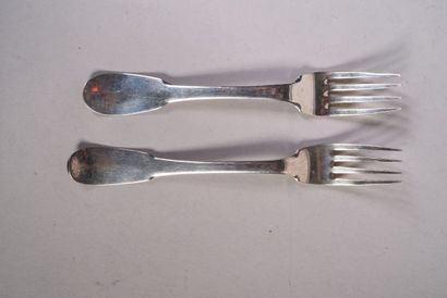 2 fourchettes en argent, modèle uniplat....