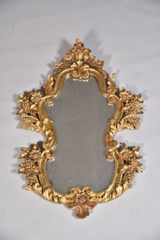 Miroir en bois de forme chantournée à décor...