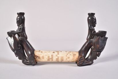 Perminaken en bois sculpté, le corps cylindrique...