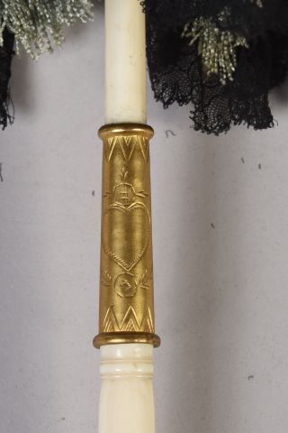 Ombrelle pliable à manche en ivoire sculpté...