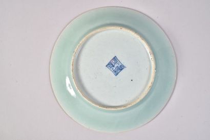 Assiette en porcelaine, à décor en émaux...