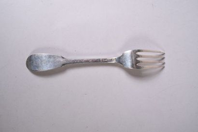 Une fourchette en argent, modèle uniplat,...