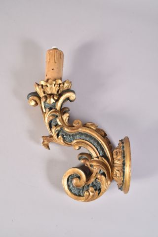 Applique porte-flambeau à un bras de lumière...