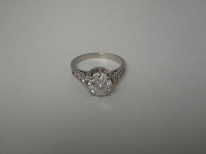 Bague en platine sertie d'un diamant de taille...