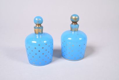 Clichy. Paire de flacons en opaline bleue...