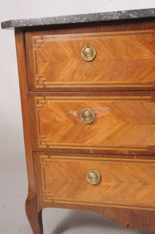 Commode à pans en marqueterie de bois de...