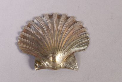 Petite coquille de baptême en bronze argenté....