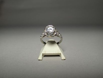 Bague en platine sertie d'un diamant de taille...