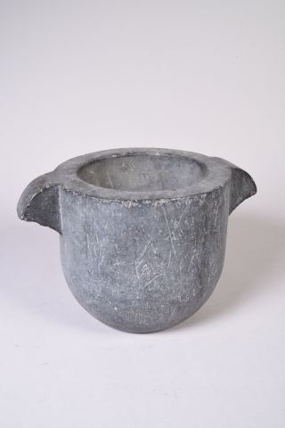 Mortier en petit granit. XIXe siècle. (Dim....