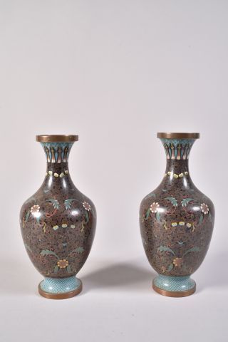 Lot de trois vases en bronze et émaux cloisonnés...