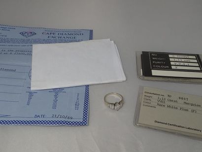 Bague joaillerie en or gris (750 millièmes)...