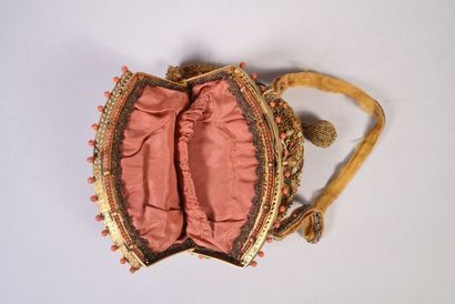 Sac en tissu rebrodé de perles de corail,...