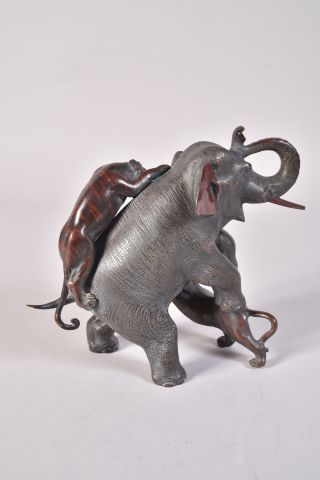 Groupe en bronze représentant un éléphant...