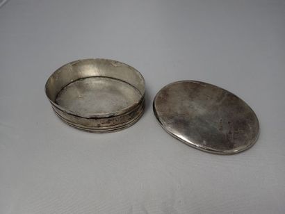 Boîte ovale en argent gravée des initiales...