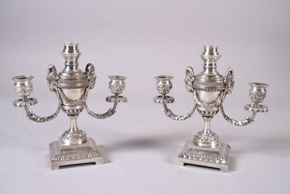 Paire de bouts de table en bronze argenté...