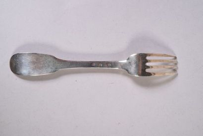 Une fourchette en argent XVIIIe, modèle uniplat.

Maître...