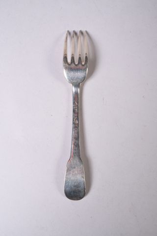 Une fourchette en argent, modèle uniplat,...
