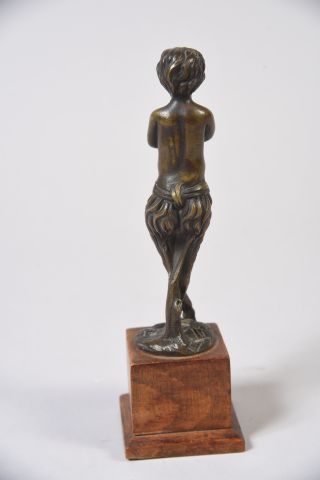 Sujet en bronze à patine brune représentant...