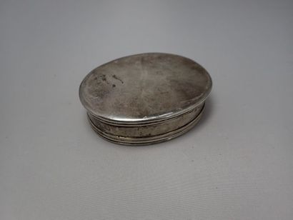 Boîte ovale en argent gravée des initiales...