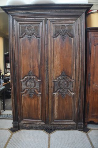 Imposante armoire en noyer sculpté et mouluré,...