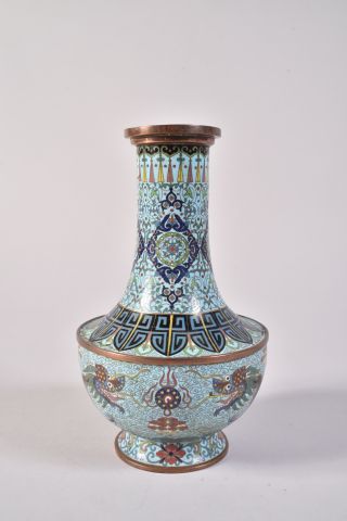 Lot de trois vases en bronze et émaux cloisonnés...