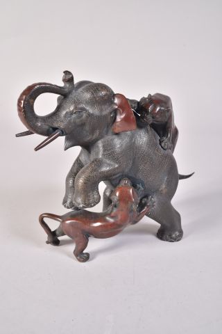 Groupe en bronze représentant un éléphant...