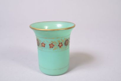 Gobelet en opaline vert jade à décor Desvignes...