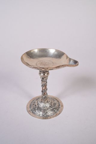 Petite coupe à verser en argent sur pied...