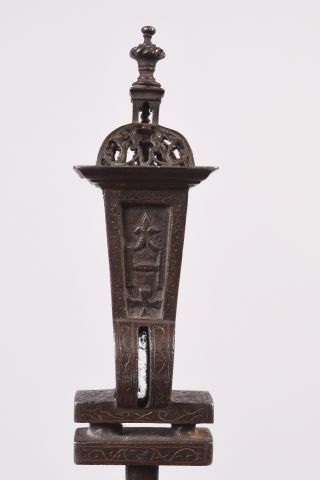 Rare clef de maîtrise à lanterne en fer forgé...