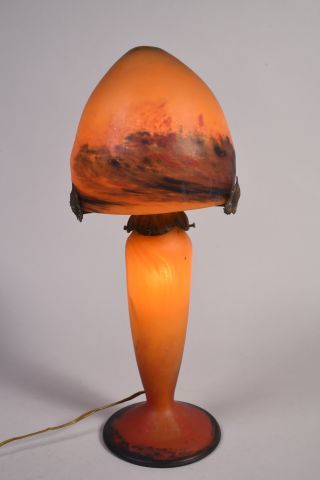 LE VERRE FRANCAIS. Lampe en verre marmoréen...