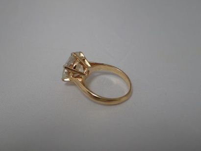 Bague solitaire en or jaune (750 millièmes)...