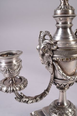Paire de bouts de table en bronze argenté...
