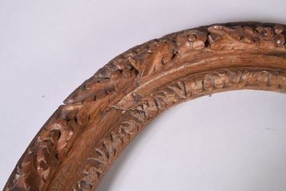 Cadre ovale en chêne mouluré et sculpté à...