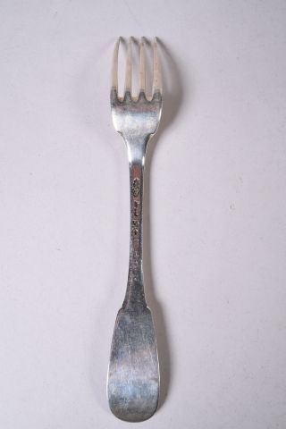 Une fourchette en argent, modèle uniplat,...