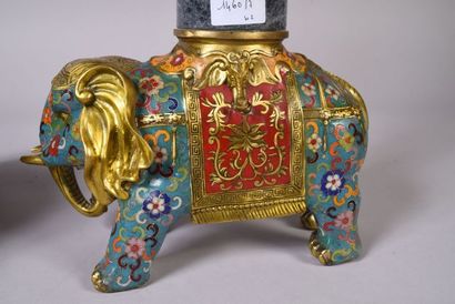 Paire d'éléphants en bronze cloisonné supportant...