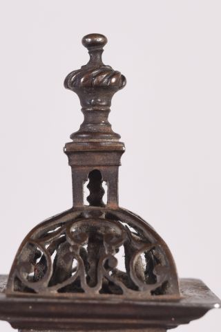 Rare clef de maîtrise à lanterne en fer forgé...