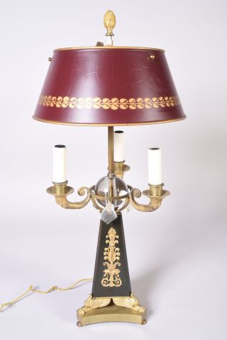 Lampe bouillotte à trois bras de lumière...