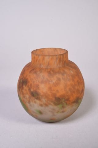 MULLER Frères à Lunéville. Petite vase globulaire...