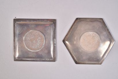 Deux petits cendriers en argent guilloché,...