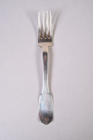 Une fourchette en argent XVIIIe, modèle uniplat.

Maître...