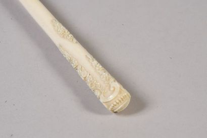 Ombrelle pliable à manche en ivoire sculpté...